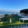 Giardino con giochi e vista sul mare.