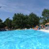Vista ravvicinata di una piscina con persone e ombrelloni.