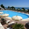 Piscina all'aperto con vista mare.