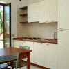 Cucina moderna con tavolo, vista su giardino.