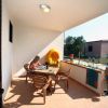 Terrazza con tavolo e sedia, bambino fuori.