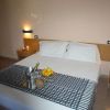 Camera con letto matrimoniale, candele e frutta fresca.