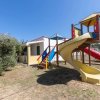 Scivolo giallo in un parco giochi.