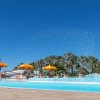 Piscina con ombrelloni arancioni.
