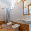 Bagno con doccia, bidet e specchio.