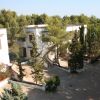 Complesso residenziale tra alberi alti.