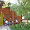 Due persone sedute su una veranda di legno.