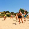 Persone che giocano a pallavolo sulla sabbia.