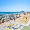 Spiaggia con ombrelloni blu e gialli.